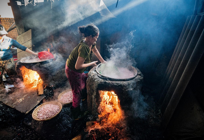 Du matin au soir, les fourneaux restent allumés, témoignant de la persévérance des habitants. Photo : VNA anh-5.jpg