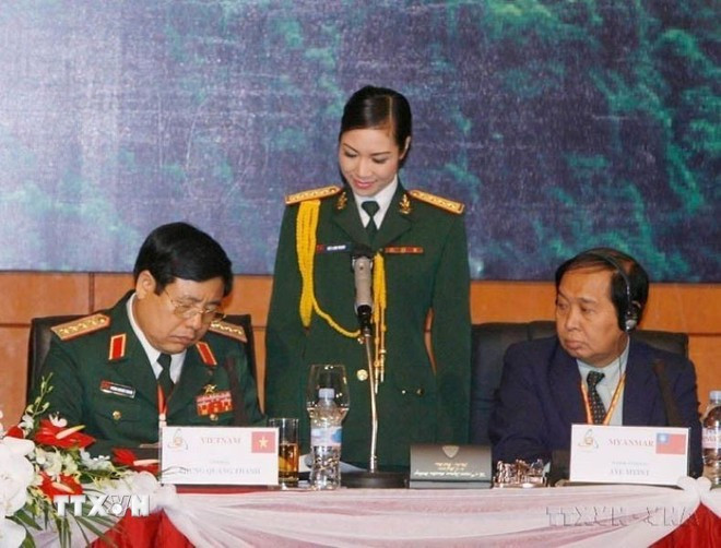 Le général Phung Quang Thanh, ministre vietnamien de la Défense signe la déclaration conjointe lors de la 4e réunion des ministres de la Défense de l'ASEAN (à Hanoï, le 11 mai 2010). Photo : VNA viet-nam-dong-gop-tich-cuc-chu-dong-va-co-trach-nhiem-vao-su-phat-trien-cua-asean-2507.jpg