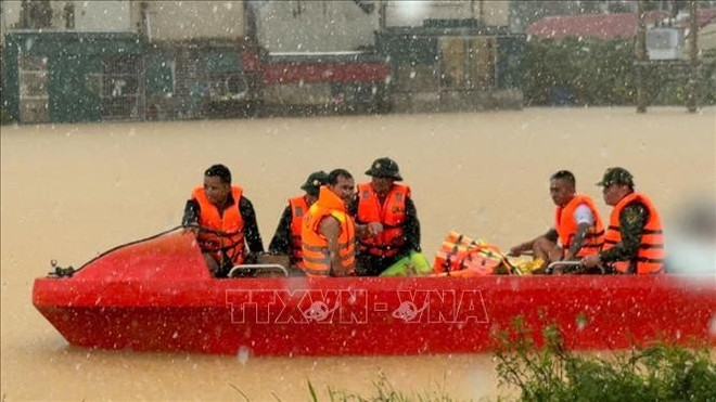 La police de la province de Thanh Hoa a déployé des moyens de secours d'urgence, évacué les habitants des zones dangereuses et fourni de la nourriture et des produits de première nécessité aux zones isolées de la commune de Nong Cong. Photo : VNA cuu-te.jpg