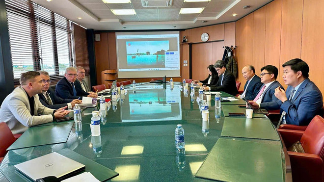 La délégation de l’ambassade du Vietnam en France en réunion avec des entreprises de Normandie. Photo : Thu Hà/VNA z6830620663873-46b5e3b225834c7b462af7b1cfcd1630.jpg