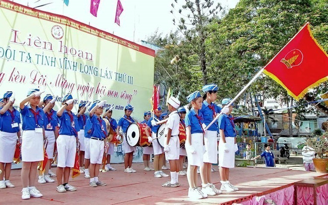 En 2015, l'équipe de tambours et de trompettes de la section de l'Union de la jeunesse communiste Ho Chi Minh du district de Binh Tan participe au Festival provincial de la trompette des enfants de Vinh Long, en l'honneur du 40e anniversaire de la Libération du Sud et de la Réunification du pays (30 avril), du 125e anniversaire de la naissance de l'Oncle Ho (19 mai) et du 10e Congrès provincial des enfants sages de l'Oncle Ho de Vinh Long. Photo : The Anh-VNA anh-10.jpg