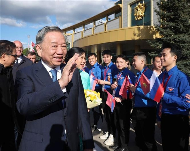 Des représentants de la communauté vietnamienne en Russie accueillent le secrétaire général Tô Lâm et son épouse à l'aéroport Vnukovo 2 à Moscou. Photo : VNA vna-potal-tong-bi-thu-to-lam-bat-dau-tham-chinh-thuc-lb-nga-va-du-le-ky-niem-80-nam-chien-thang-phat-xit-8021055.jpg
