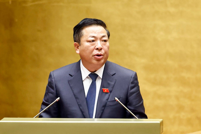 Le ministre de la Construction, Tran Hong Minh. Photo : VNA bo-truong-bo-xay-dung-tran-hong-minh-thua-uy-quyen-cua-thu-tuong-chinh-phu-trinh-bay-to-trinh-du-thao-nghi-quyet-cua-quoc-hoi-ve-thi-diem-ve-mot-so-co-che-chinh-sach-dac-thu-phat-trien-nha-o-xa-hoi-anh-doan.jpg
