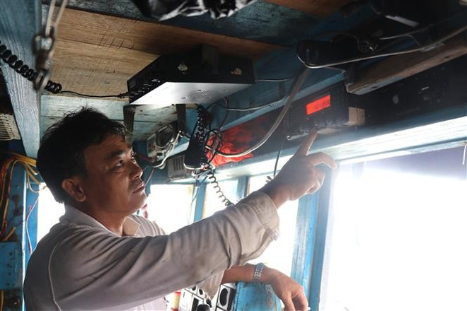 Contrôle l'équipement VMS avant aller pêcher au large. Photo : VNA vna-potal-phu-yen-di-tung-ngo-go-tung-nha-van-dong-ngu-dan-chong-khai-thac-iuu-8047627.jpg