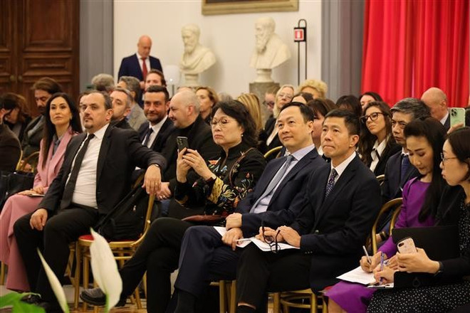 La conférence réunit plus de 120 participants, incluant des représentants diplomatiques, des autorités et des entreprises, pour discuter des enjeux des relations bilatérales dans les domaines du commerce, de la culture et du tourisme. Photo : VNA vna-potal-thuc-day-thuong-mai-van-hoa-va-du-lich-cua-italy-voi-chau-a-7914191.jpg