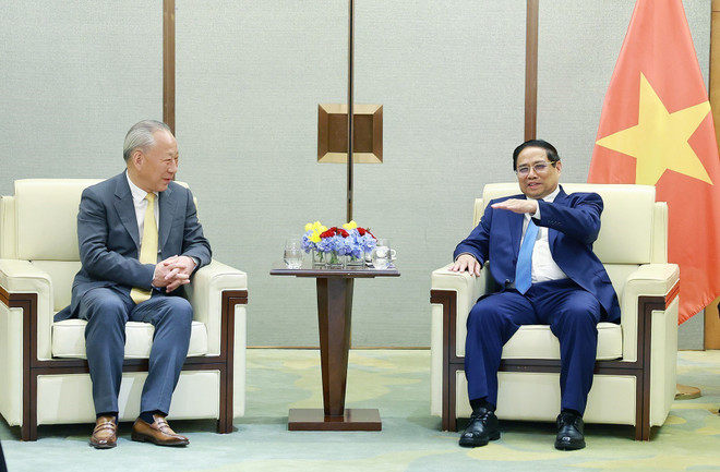 Le même après-midi, le Premier ministre (droite) rencontre Yan Jiehe, fondateur et président de China Pacific Construction Group. Photo : VNA vna-potal-thu-tuong-tiep-lanh-dao-mot-so-tap-doan-lon-trung-quoc-dang-hop-tac-va-dau-tu-tai-viet-nam-8115680.jpg