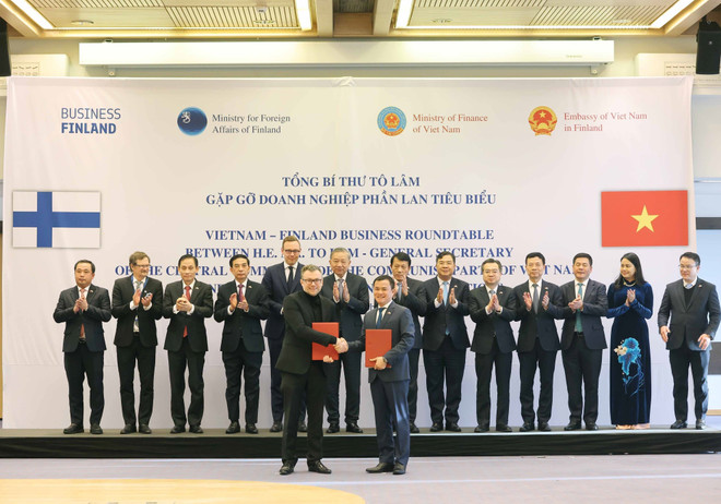 Le secrétaire général Tô Lâm assiste à la signature d'un protocole d'accord entre le groupe de l'industrie militaire et des télécommunications Viettel et le groupe finlandais JCEYE. Photo : VNA vna-potal-tong-bi-thu-to-lam-gap-mot-so-doanh-nghiep-tieu-bieu-cua-phan-lan-8353168.jpg