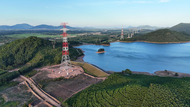 Les pylônes électriques 135 et 136 sont chargées de soutenir le fil traversant le lac de Thuong Tuy (district de Cam Xuyen, province de Ha Tinh, au Centre. Photo : VNA 10-su-kien-trong-nuoc-so-8.jpg