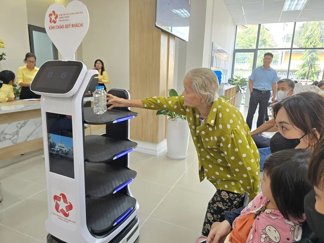 Depuis le 1er juillet, deux robots sont en phase d’expérimentation au Centre de services administratifs du quartier de Thu Duc. Photo : tuoitre.vn 22.png