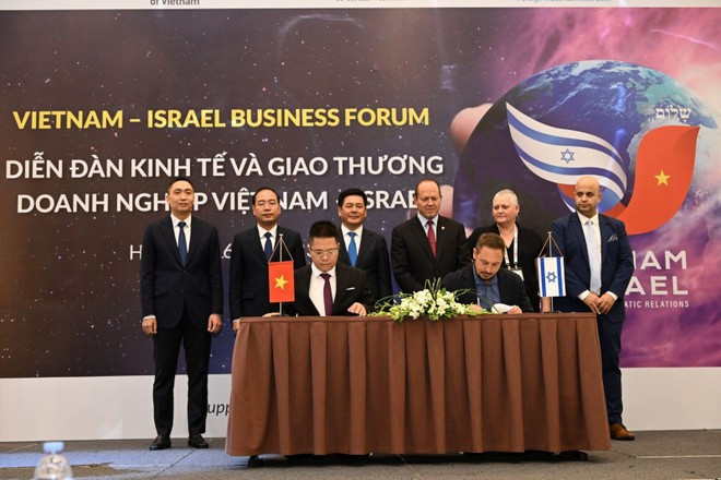 Cérémonie de signature d'un protocole d'accord entre les entreprises vietnamiennes et israéliennes dans le cadre du « Forum économique et commercial Vietnam-Israël » en août 2023 à Hanoi. (Photo : PV/Vietnam+) 9-66114.jpg