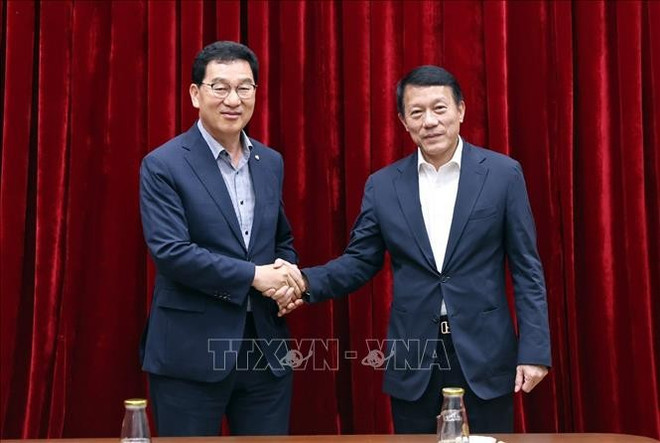 Le général Luong Tam Quang, ministre vietnamien de la Sécurité publique (à droite) et Shin Jung Hoon, président de la Commission de l'administration publique et de la sécurité de l'Assemblée nationale sud-coréenne. Photo : VNA luong-tam-quan.jpg