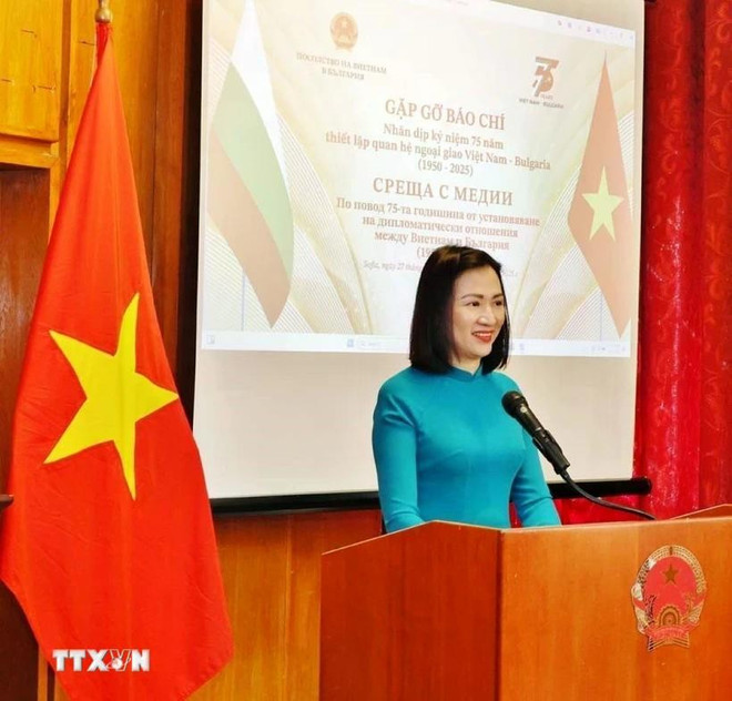 L'ambassadrice du Vietnam en Bulgarie, Nguyen Thi Minh Nguyet s'exrime lors de l'événement. Photo : VNA quan-he-huu-nghi-nhan-ky-niem-75-nam-thiet-lap-quan-he-ngoai-giao-8121300.jpg