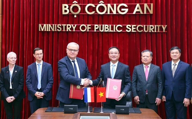 Le vice-ministre vietnamien de la Sécurité publique, Pham Thê Tung et le ministre auprès du ministre d'État, ministre de l'Intérieur, François-Noël Buffet à la cérémonie de signature d'un accord technique entre le ministère vietnamien de la Sécurité publique et le ministère français de l'Intérieur. Photo : VNA vna-potal-thu-truong-bo-cong-an-pham-the-tung-tiep-bo-truong-ben-canh-bo-truong-bo-noi-vu-cong-hoa-phap-8057399.jpg