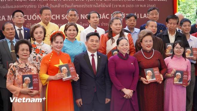 Cérémonie de lancement du livre « L’Oncle Hô en Thaïlande » à l'occasion du 135e anniversaire de la naissance du président Hô Chi Minh. (Photo : Khanh Ly/Vietnam+) nxbramatsachbachoothailan5.jpg