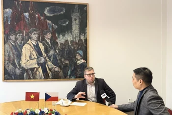 Milan Krajca, président du Mouvement pour la paix tchèque et membre du Parti communiste de Bohême et de Moravie, répond à une interview de l’Agence vietnamienne d’Information. Photo: VNA