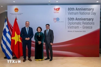 L'ambassadrice du Vietnam en Grèce, Pham Thi Thu Huong, et le vice-ministre grec du Développement, Stavros Kalafatis (premier à partir de la gauche). Photo: VNA
