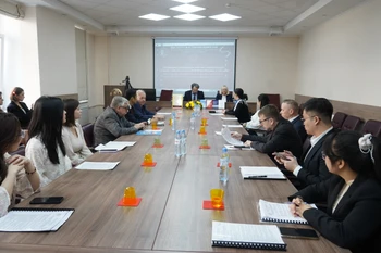 Les délégués participent au symposium. Photo: VNA