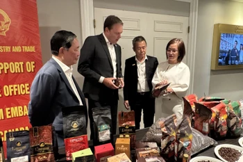 La conseillère commerciale Trân Thu Quynh présente des produits de café de haute qualité au président de l'Association du café du Canada (deuxième à partir de la gauche). Photo : VNA