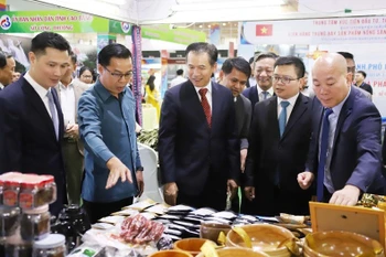 Des délégués visitent un stand vietnamien lors de la foire. Photo: VNA
