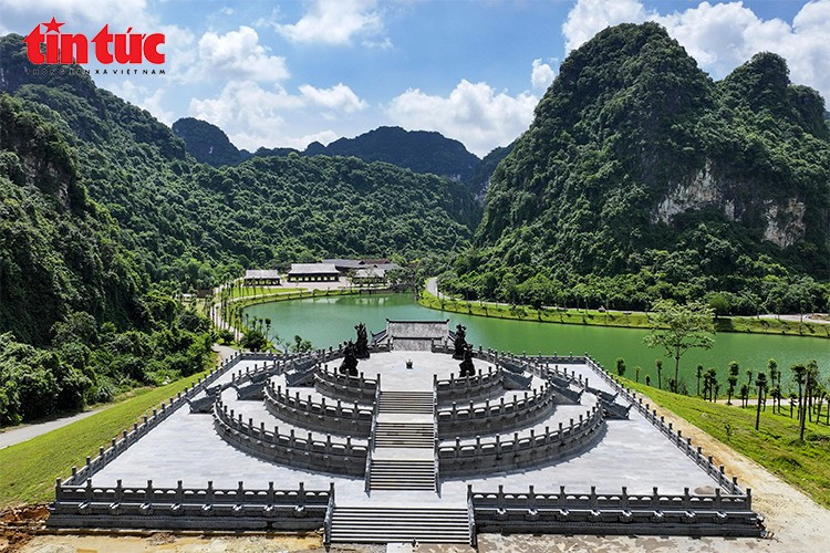 La cérémonie au Dàn Kinh Thiên, autrefois au cœur des rites royaux, symbolisait la reconnaissance du pays envers les forces célestes et terrestres, tout en invoquant la paix, la prospérité et l’harmonie pour la nation.
