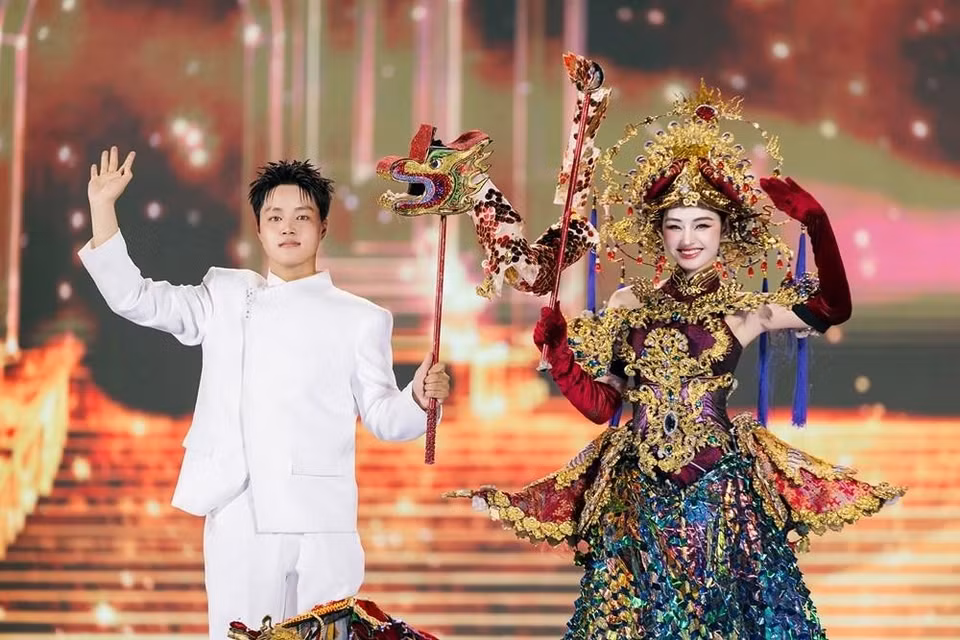 Nguyên Thi Yên Nhi, Miss Grand Vietnam en titre, présente le modèle « Thang Long Hôi », qui remporte le premier prix du segment du Grand Costume National 2025 et qu’elle portera lors de l’élection de Miss Grand International 2025.