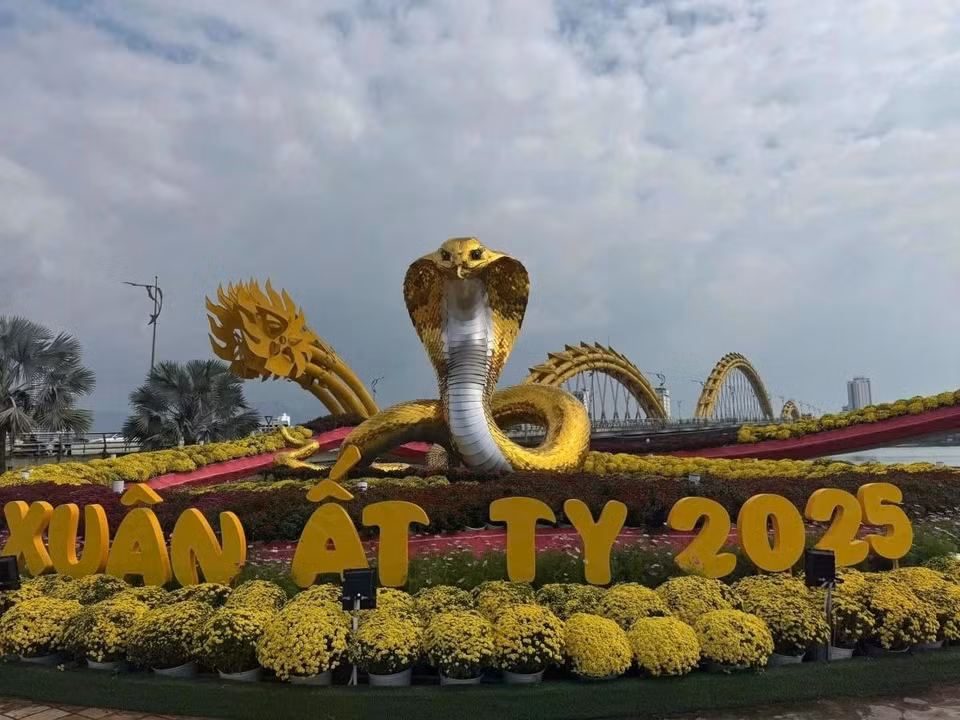 La mascotte du serpent d’or de la ville de Dà Nang (Centre), fabriquée par l’artisan Dinh Van Tam de Quang Tri, constitue un symbole impressionnant du Nouvel An lunaire 2025.