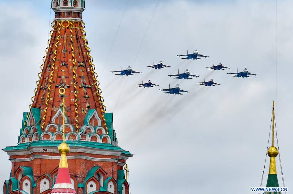 Des avions volent en formation lors du défilé marquant le 80e anniversaire de la victoire de l'Union soviétique dans la Grande Guerre patriotique à Moscou, en Russie, le 9 mai 2025. Photo: Xinhua/VNA