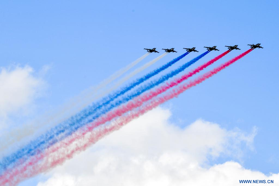 Des avions de chasse russes lancent des fumigènes aux couleurs du drapeau national lors du défilé. Photo : Xinhua/VNA