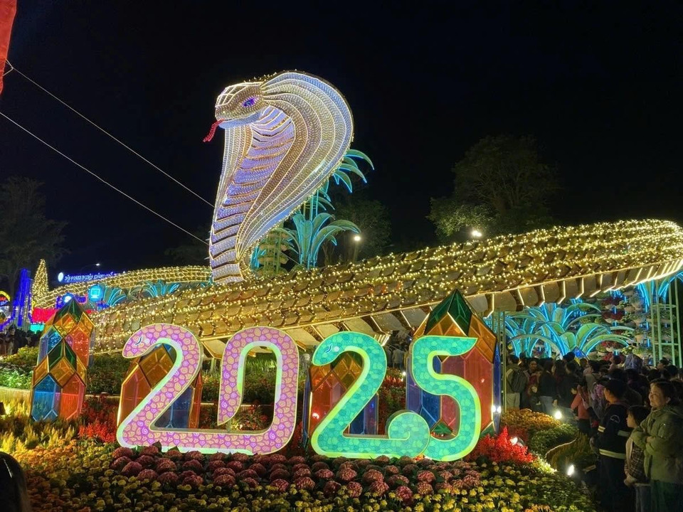 Dans la rue des fleurs de la ville de Tuy Hoa, province de Phu Yên (Centre), la mascotte du serpent a été confectionnée sous le thème « Kim Tỵ Phú Quý » (Serpent d’or de la prospérité), incarnant les vœux d’un printemps abondant et florissant.