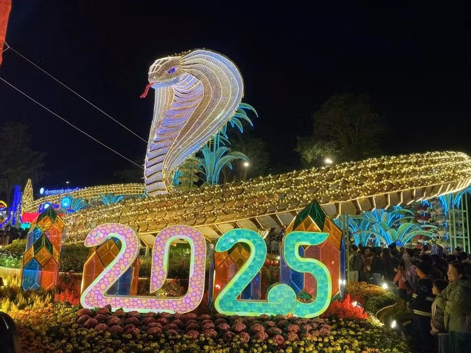 Dans la rue des fleurs de la ville de Tuy Hoa, province de Phu Yên (Centre), la mascotte du serpent a été confectionnée sous le thème « Kim Tỵ Phú Quý » (Serpent d’or de la prospérité), incarnant les vœux d’un printemps abondant et florissant.