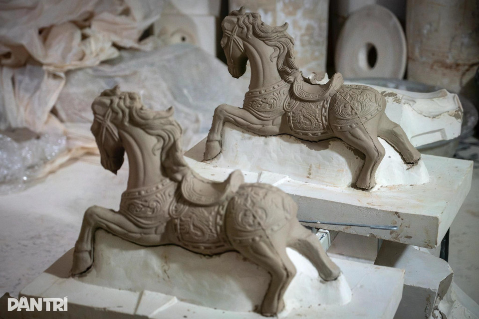 Le processus comprend de multiples étapes méticuleuses, chacune exigeant un grand savoir-faire et beaucoup de patience. Les matières premières sont mélangées et soigneusement filtrées avant d’être coulées dans des moules. Chaque pièce nécessite environ 100 heures de travail, soit près de quatre jours. Photo : dantri.com.vn