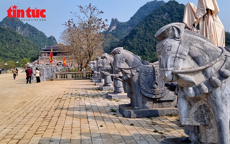 Les rangées de statues de pierre constituent un point d'orgue architectural dans l'espace du tourisme culturel et spirituel de Thung Ui.