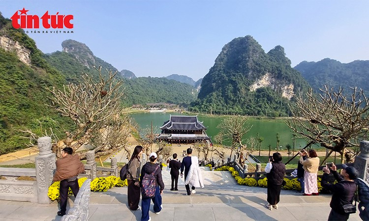 L’architecture du site a été pensée selon les principes philosophiques orientaux du Tam Tai (Ciel-Terre-Humain), avec des structures telles que les pavillons du Ciel, de la Terre et de l’Humanité. Ces constructions reflètent non seulement la pensée cosmologique ancienne, mais aussi l’esthétique et les techniques traditionnelles de construction vietnamiennes.