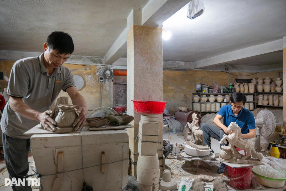 À l’approche du Nouvel An lunaire du Cheval 2026, les ateliers du village de poterie de Bat Tràng, à Hanoi, tournent à plein régime pour répondre à la demande croissante de figurines en forme de cheval avant le Têt. Photo : dantri.com.vn