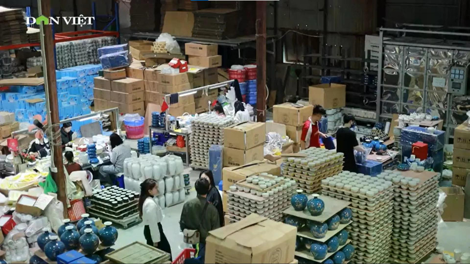 Le village de poterie de Bat Tràng vit à l’heure des galopades avant le Têt du Cheval 2026. Photo: danviet.vn