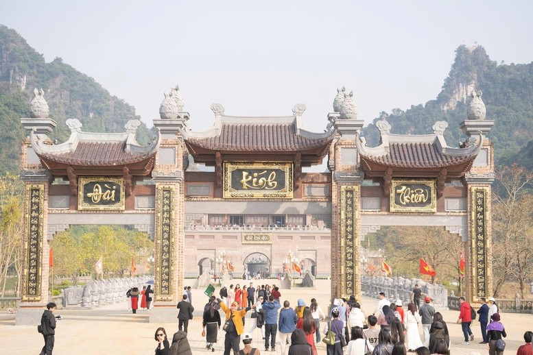 Selon la légende, au point le plus élevé de cette vallée, l’empereur Dinh Tiên Hoàng aurait établi l’autel Kinh Thiên pour rendre hommage au Ciel et à la Terre, se proclamant officiellement empereur, fondant l’État de Dai Cô Viêt et établissant Hoa Lu comme première capitale centralisée du Vietnam.