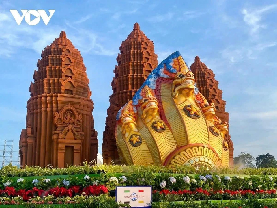 Le groupe de mascottes pour l’année du serpent dans la province de Binh Dinh, sur le thème Vườn Hoa Đất Võ (Jardin de fleurs de la terre martiale), est une installation impressionnante située sur la place Nguyên Tât Thành dans la ville de Quy Nhon. Cette exposition est un mélange harmonieux de patrimoine culturel et de créativité artistique, symbolisant la riche histoire et la culture dynamique de la région.