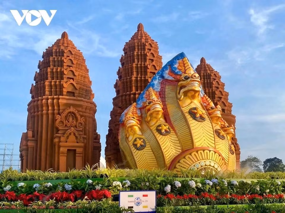 Le groupe de mascottes pour l’année du serpent dans la province de Binh Dinh, sur le thème Vườn Hoa Đất Võ (Jardin de fleurs de la terre martiale), est une installation impressionnante située sur la place Nguyên Tât Thành dans la ville de Quy Nhon. Cette exposition est un mélange harmonieux de patrimoine culturel et de créativité artistique, symbolisant la riche histoire et la culture dynamique de la région.
