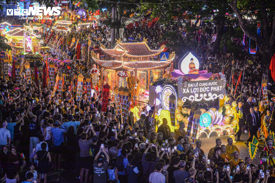 La pagode Quan Su, qui abrite également le siège de la Sangha bouddhiste du Vietnam, devrait accueillir des milliers de visiteurs supplémentaires dans les prochains jours. Pour faire face à cet afflux, la pagode a prolongé ses horaires d’ouverture de 7h à 21h30. Photo: VTC
