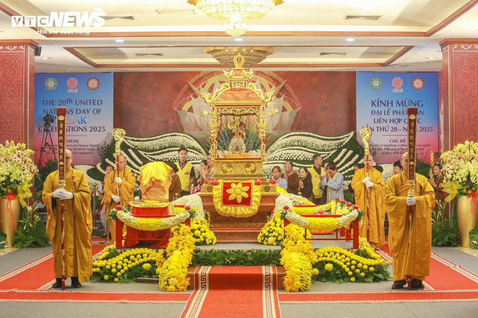 Les reliques de Bouddha, trésor national de l'Inde, sont conservées à la pagode Quan Su, siège du Comité central du Sangha bouddhiste du Vietnam. «Les reliques du Bouddha ont une valeur hautement symbolique. Elles sont considérées comme la manifestation physique du Bouddha lui-même. Le gouvernement indien a pris des précautions très strictes et a élaboré des plans détaillés pour assurer leur sécurité à l’étranger», a déclaré Abhijit Halder, directeur général de l’IBC. «Pour les Vietnamiens, c’est une occasion rare et sacrée de voir les reliques, comme si le Bouddha venait lui-même visiter le pays pour le Vesak.» Photo: VTC