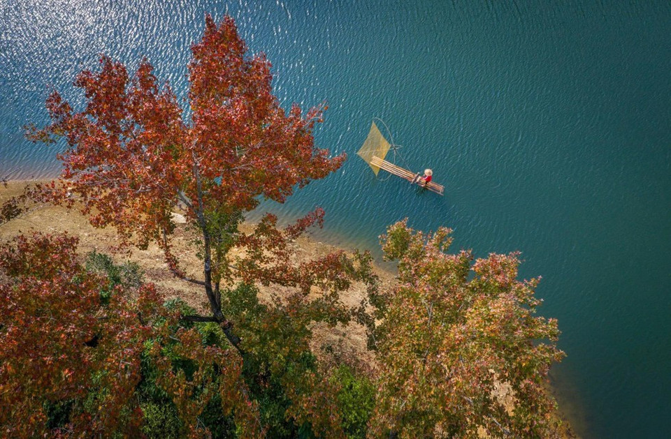 Situé dans la commune de Dàm Thuy, Ban Viêt est le plus grand lac artificiel de Cao Bang, couvrant une superficie d’environ 5 hectares. Il se trouve à environ 3 kilomètres de la cascade de Ban Giôc, nommée parmi les 21 plus belles cascades du monde par le magazine de voyage américain Travel Leisure.