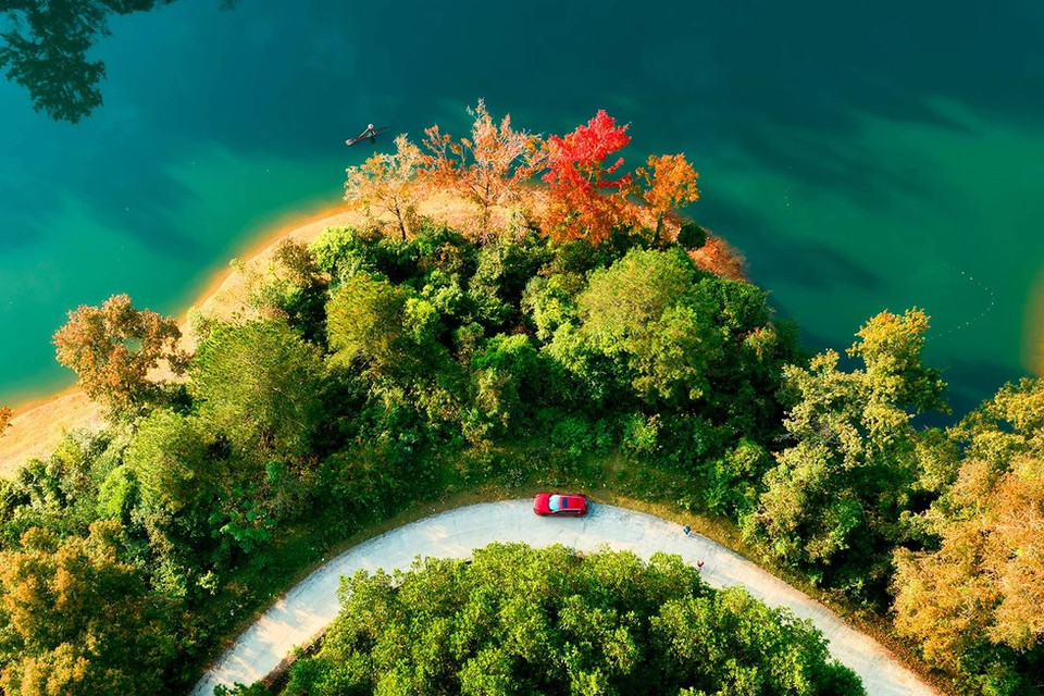 Contrairement à la cascade de Ban Giôc et aux autres attractions touristiques majeures de la région, le lac Ban Viêt séduit par son atmosphère paisible, ses eaux calmes et limpides, et les forêts riveraines qui se parent de couleurs changeantes au fil des saisons.