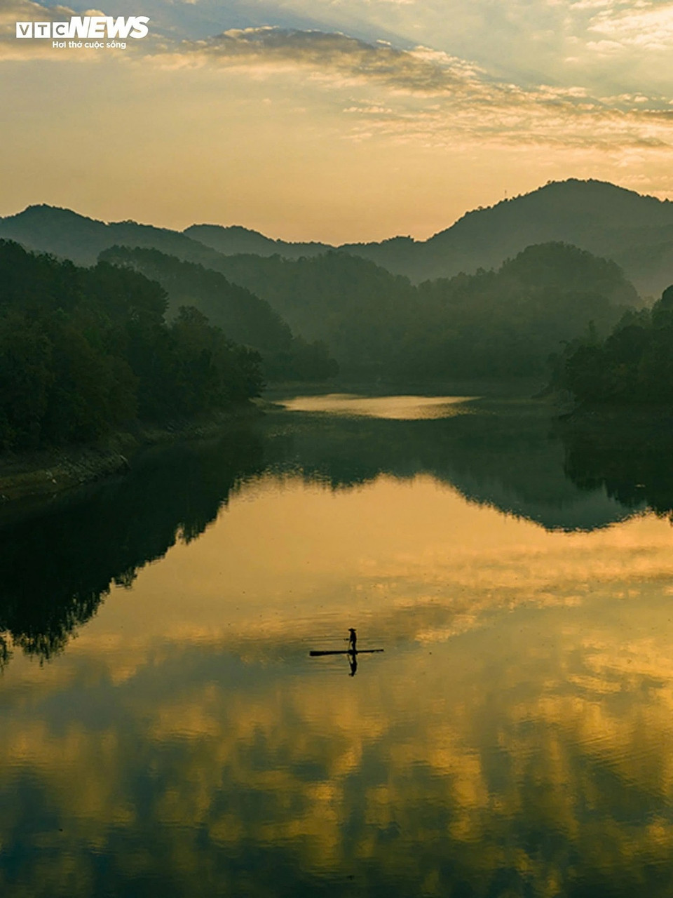 Hoàng Duc Long, un visiteur de la province de Thai Nguyên qui pratique régulièrement la randonnée dans la région, affirme que le sentier qui fait le tour du lac est facile d’accès et convient même aux personnes n’ayant aucune expérience de la randonnée.