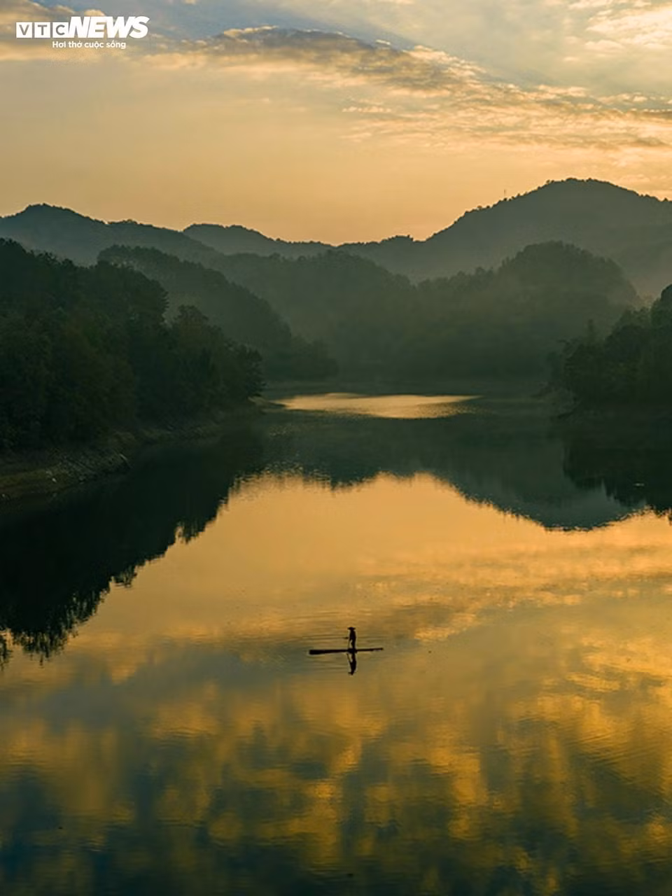 Hoàng Duc Long, un visiteur de la province de Thai Nguyên qui pratique régulièrement la randonnée dans la région, affirme que le sentier qui fait le tour du lac est facile d’accès et convient même aux personnes n’ayant aucune expérience de la randonnée.