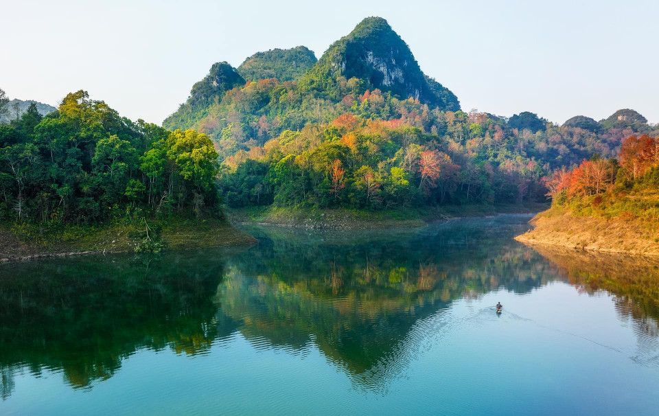 D’après les habitants, la période de mi-décembre à début janvier est celle où le lac est le moins arrosé, offrant une eau limpide et des couleurs de feuilles éclatantes.