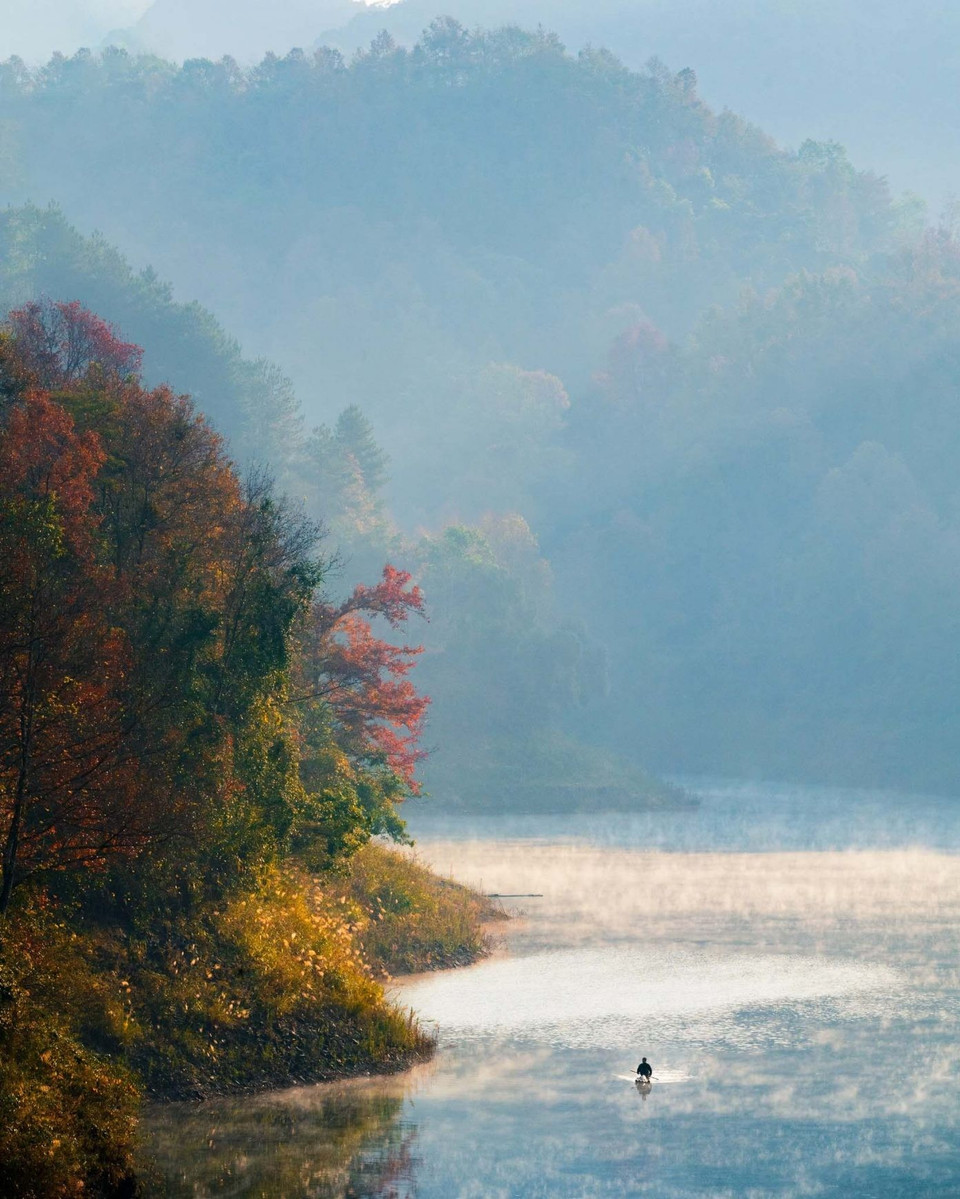 L’après-midi, une douce brise maintient la surface du lac calme, idéale pour des activités comme le rafting, le canotage ou de paisibles promenades sur les rives.