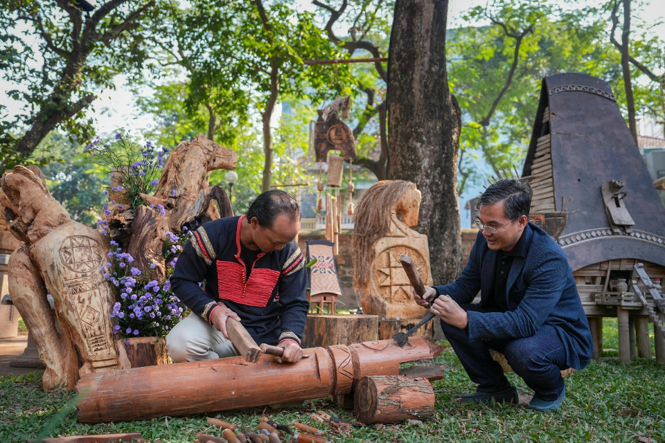 La sculpture sur bois populaire est l’un des métiers traditionnels majeurs des populations des Hauts Plateaux du Centre. Contrairement à de nombreuses autres formes artistiques, la sculpture sur bois des Hauts Plateaux du Centrese distingue par une beauté instinctive et directe, intimement liée à la vie spirituelle des communautés.