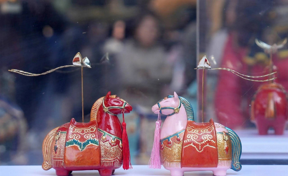 Par ailleurs, l’espace d’exposition s’enrichit de la présence d’œuvres picturales, d’installations artistiques et de documents liés à l’image du cheval dans la vie quotidienne, l’histoire et la culture vietnamiennes.