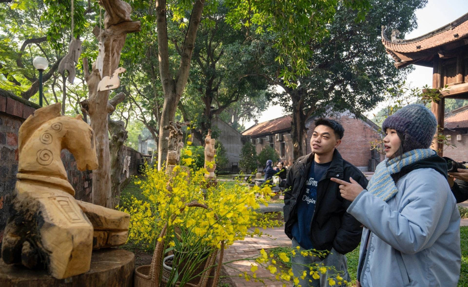 Bui Thu Hiên, étudiante à l’Université de technologie Dông A, confie avoir découvert par hasard l’exposition lors d’une visite du Temple de la Littérature et avoir été impressionnée par cet espace fortement empreint de la culture du Tay Nguyen. Elle dit apprécier tout particulièrement la figure du cheval, symbole de force, de bravoure, de loyauté et d’ardeur au travail.