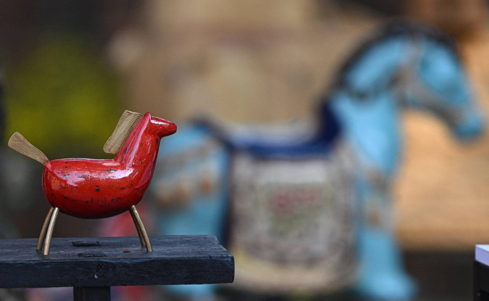 L’œuvre intitulée « Hí hí », évoquant le rire joyeux des enfants, est à la fois musique et allégresse, un cheval lancé au galop, la crinière flottant au vent. Réalisée entièrement à la main, elle associe la laque traditionnelle sur une structure en bois à des éléments en bronze pour les pattes, la crinière et la queue.